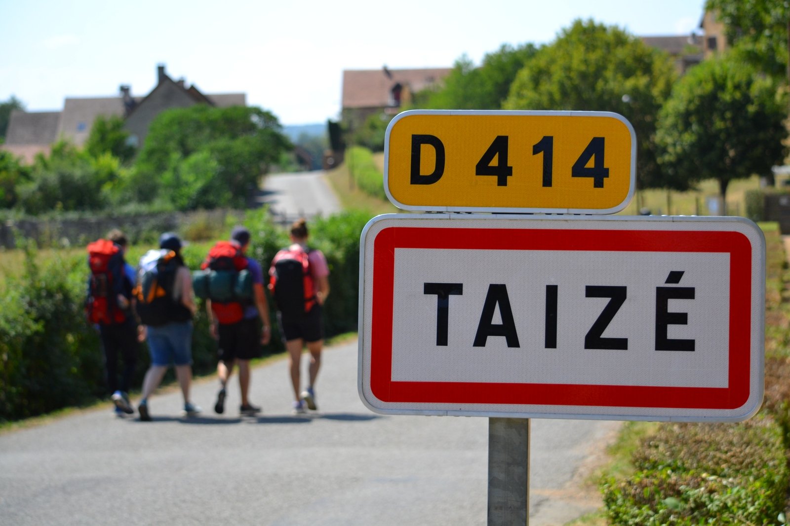 Entrée Taizé avec jeunes C.N. (c) Communauté de Taizé