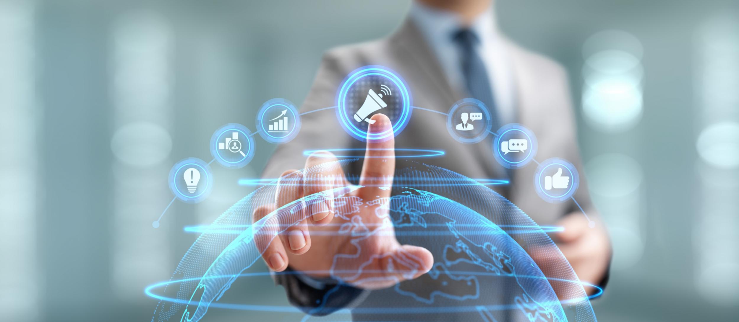 Geschäftsmann drückt Icons der Public Relation auf einem Touchscreen